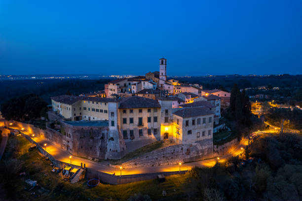 Montecastello, borgo fortificato del territorio di Pontedera, all'imbrunire