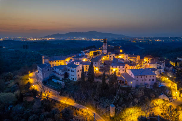 Montecastello, frazione fortificata di Pontedera, di sera